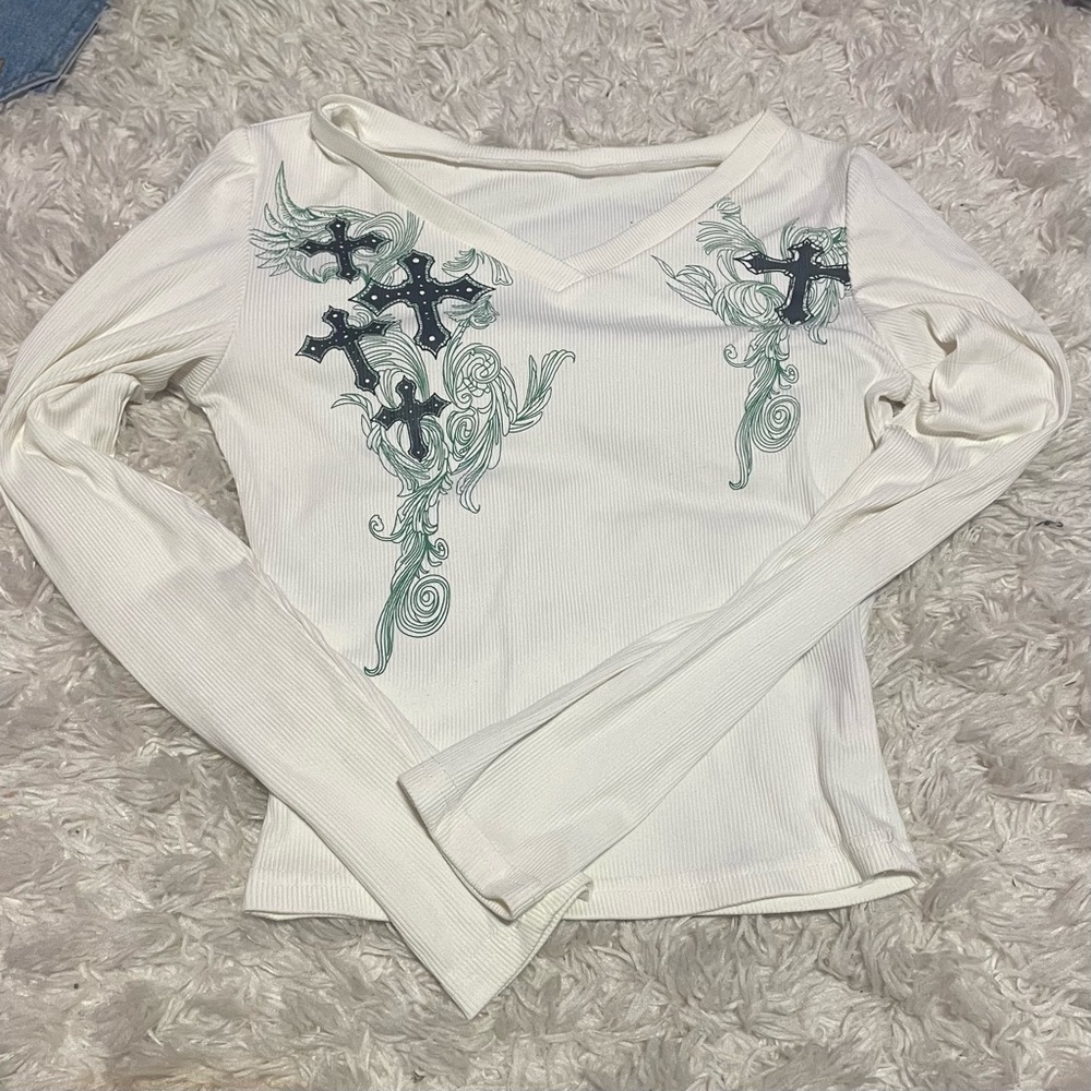 Long sleeve v neck graphic tee